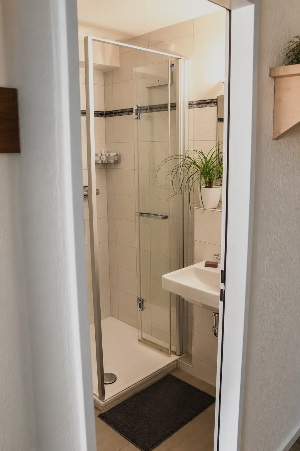 Helles Badezimmer des Studios Malo mit begehbarer Glasdusche