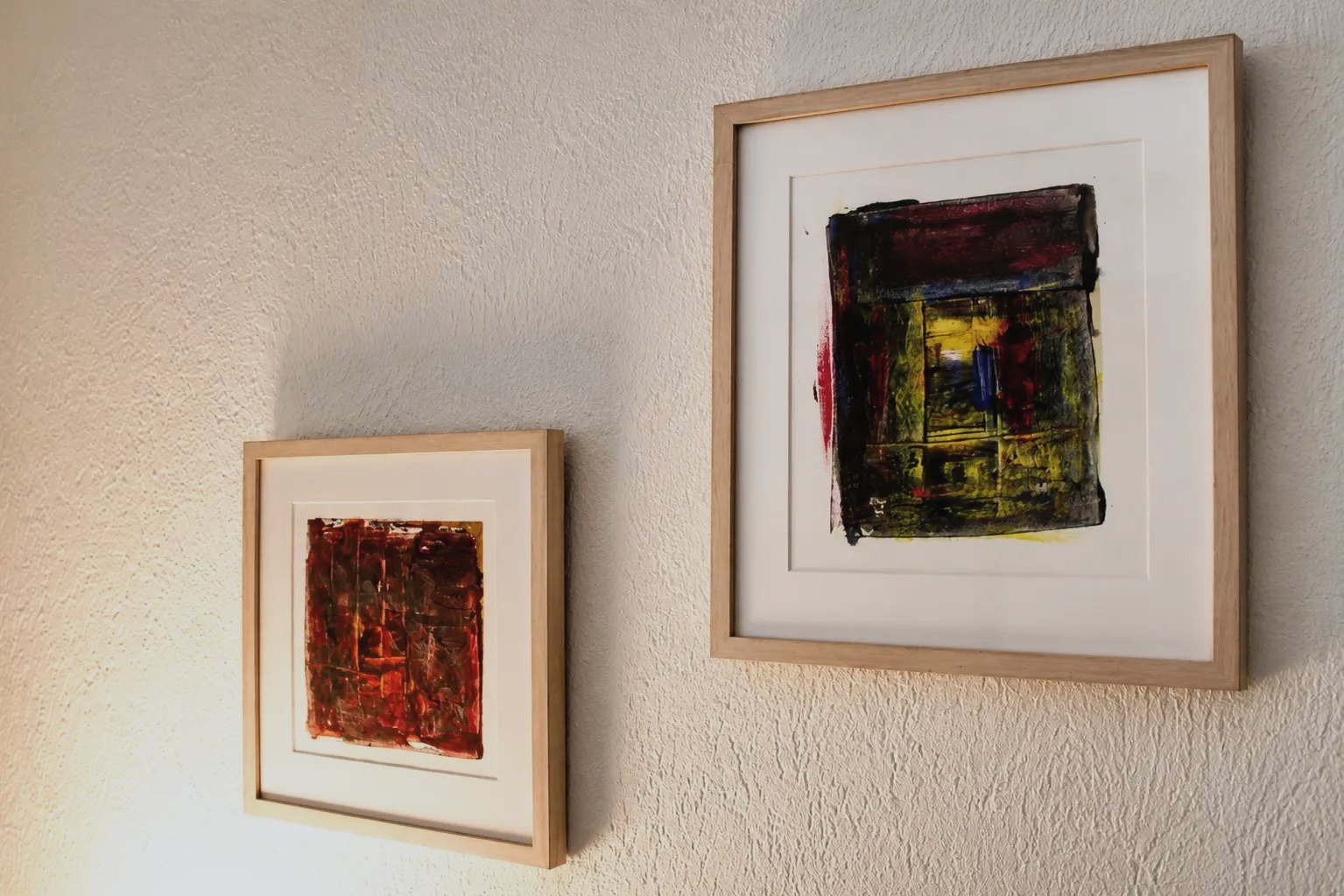 Zwei gerahmte Kunstwerke an der Wand im Studio Malo
