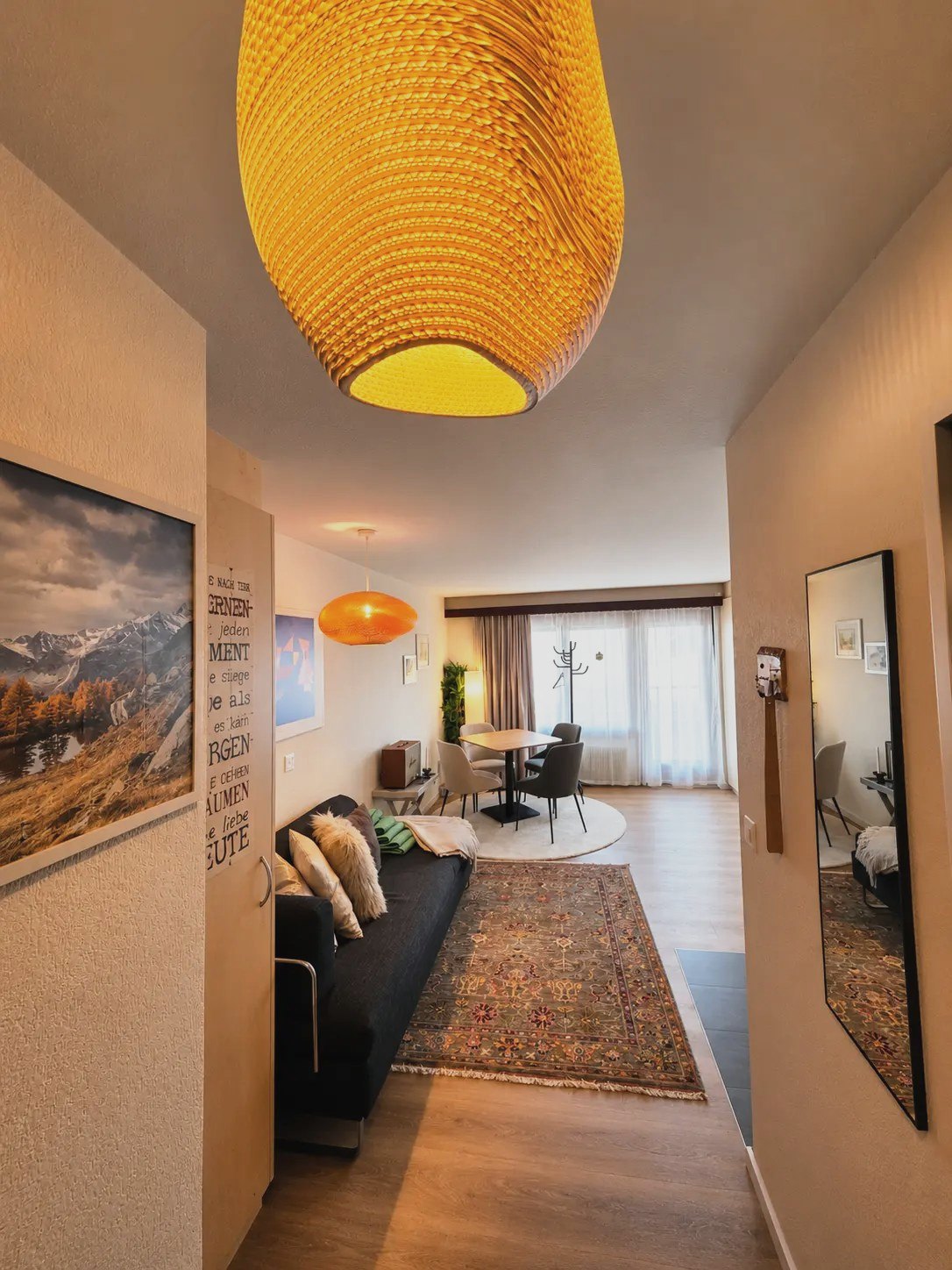 Blick vom Eingang durch das Studio Malo: Sofa, Essplatz und Fensterfront