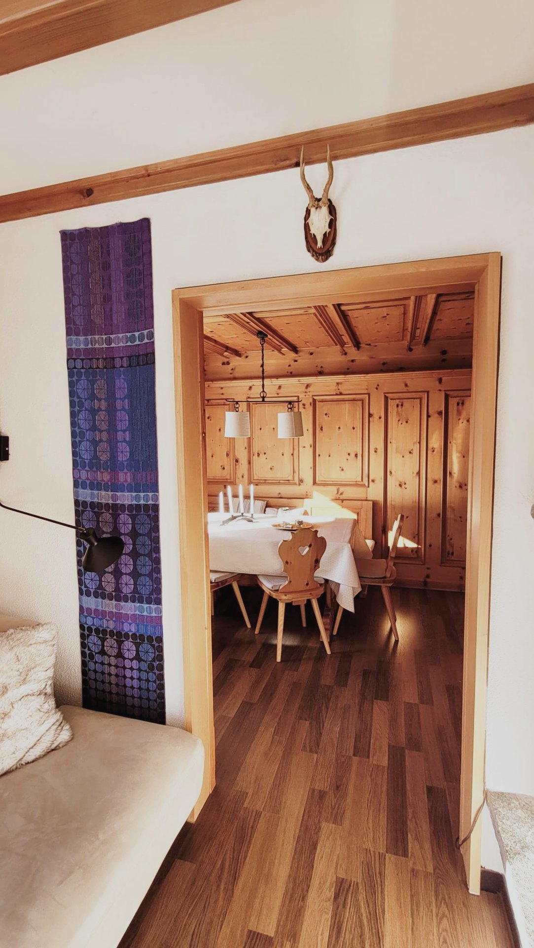 Durchgang vom Wohnraum zur gedeckten Esstafel im Chalet Nördli