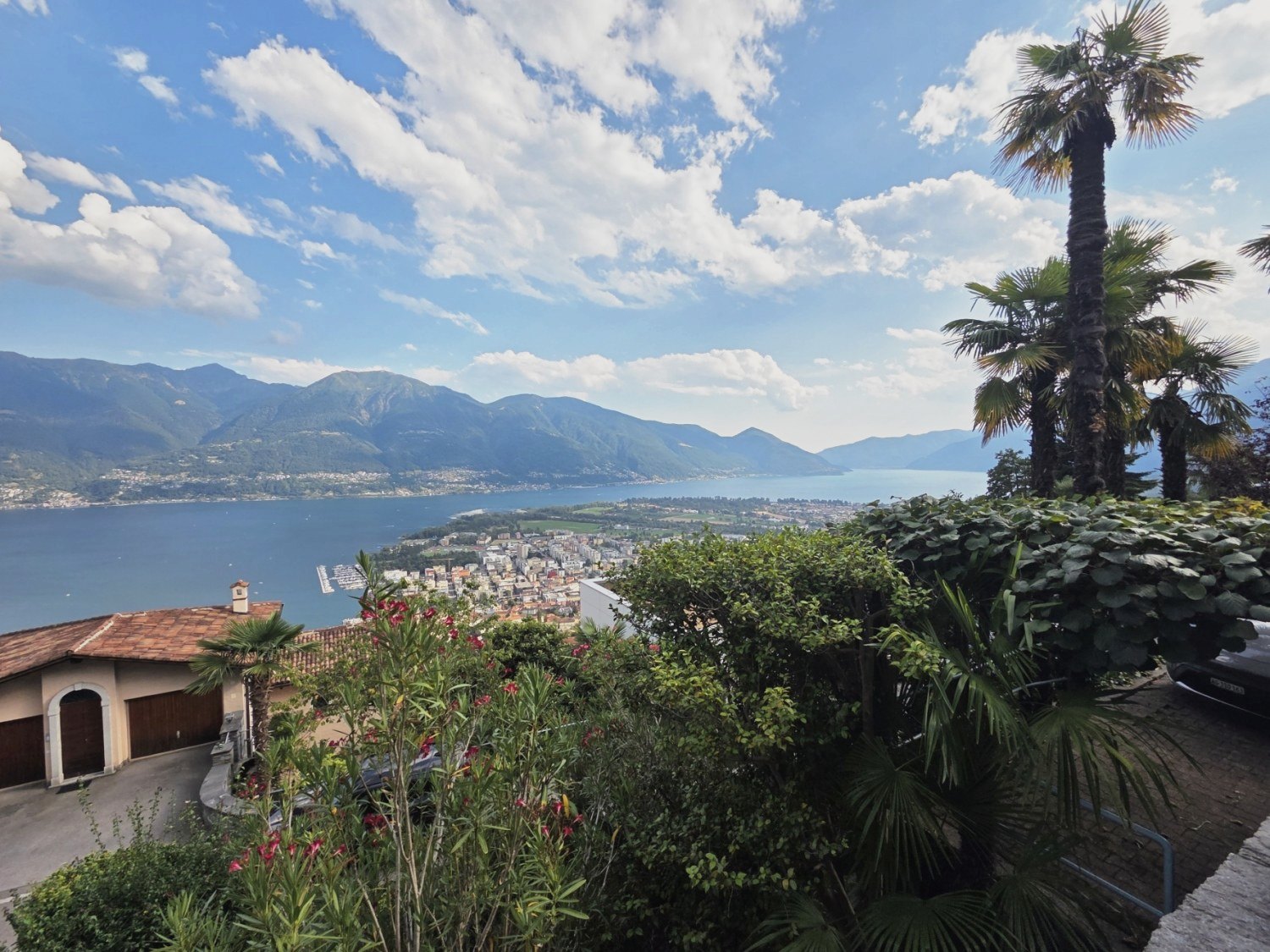 Blick über Locarno und den Lago Maggiore im Tessin