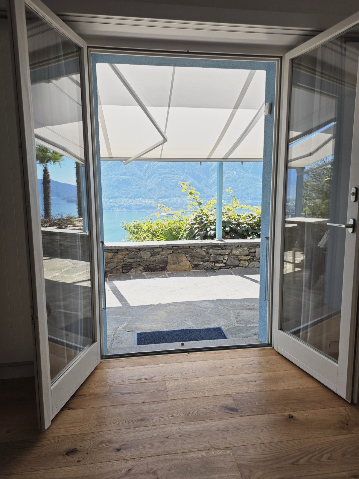 Soleo: offene Tür zur Terrasse mit Blick auf den Lago Maggiore